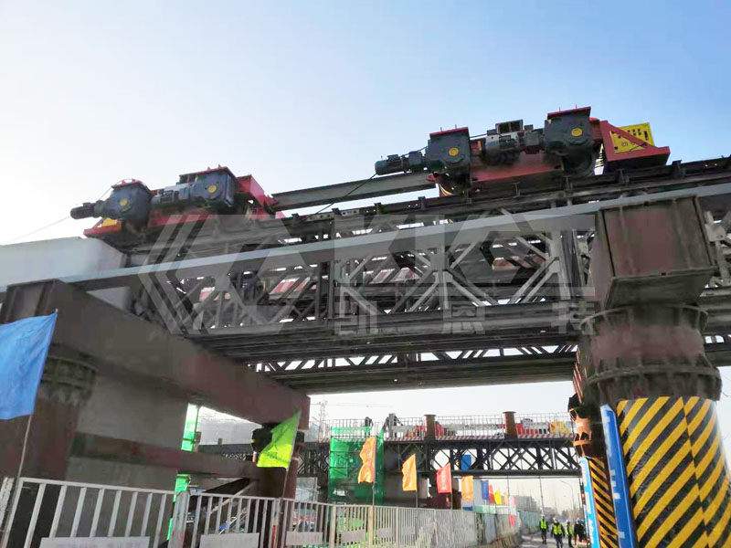 一組4臺三維調(diào)整液壓小車放置預(yù)定軌道